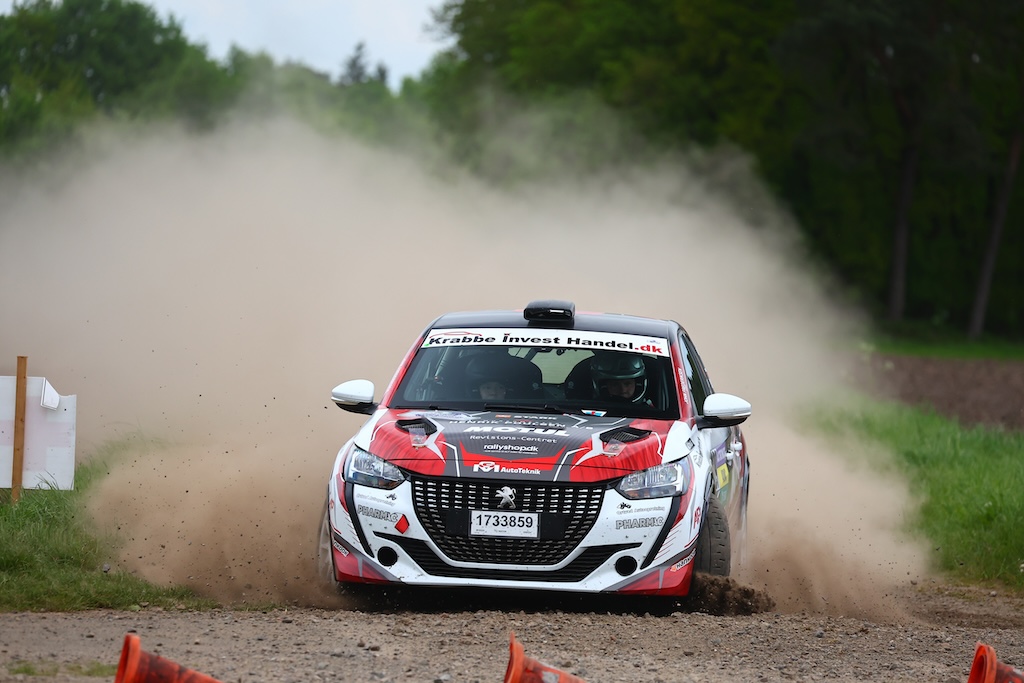 Lasse Karlshøj og Isabell Kvick gav alt hvad de og den forhjulstrukne Rally4-bil havde at byde på og sluttede som nummer 18 generelt ud af 82 startende biler.
(Foto: Morten Dam - autoMOTIV/specialpress)